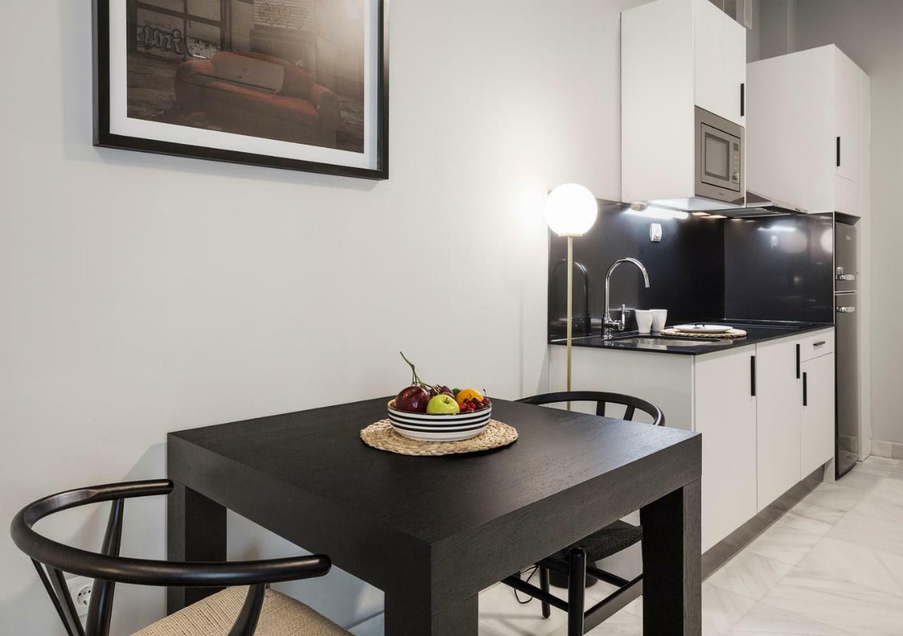 Apartamentos One Shot Conde De Torrejon Севілья Екстер'єр фото